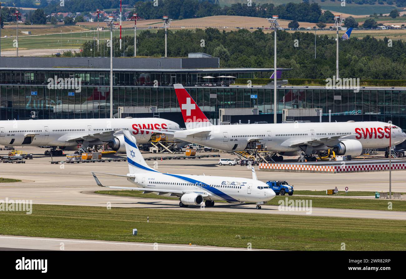 Eine Boeing 737-8HX der israelischen Fluggesellschaft El al rollt auf dem Flughafen Zürich zur Startbahn. Registrazione 4X-EKS. Dahinter steht eine Boe Foto Stock
