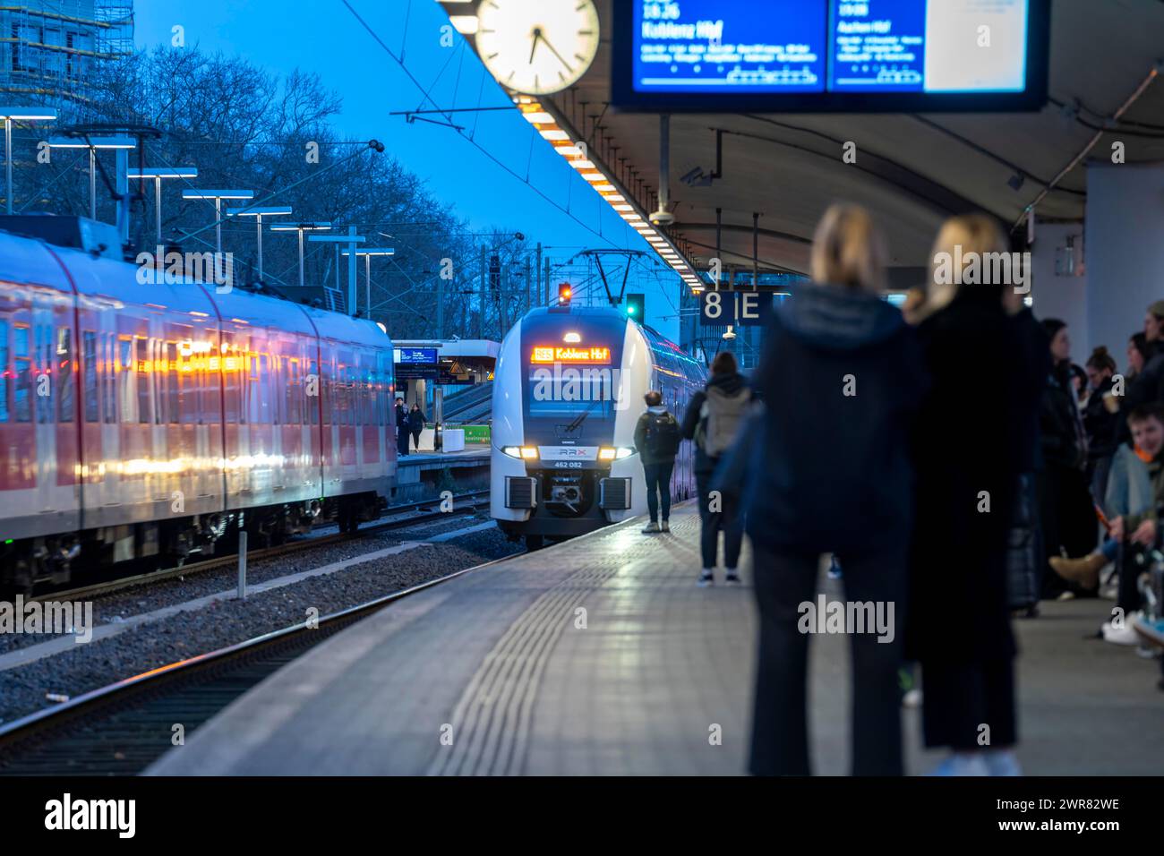 Stazione Colonia-Deutz, binario per treni locali, S-Bahn, treni regionali, Colonia, NRW, Germania Foto Stock