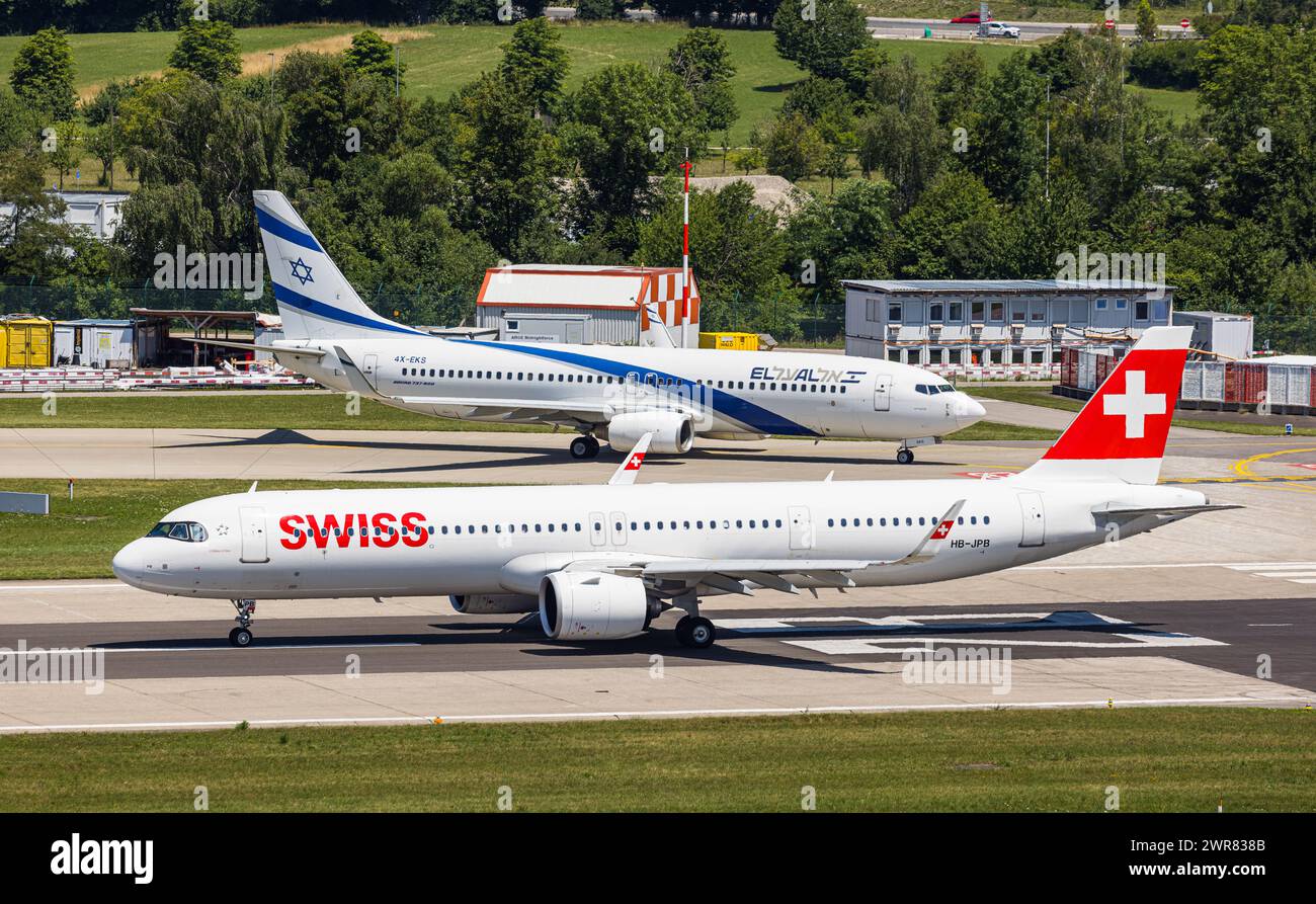 Ein Airbus A321-271NX (Aribus A321neo) von Swiss International Airlines startet vom Flughafen Zürich. Registrazione HB-JPB. Dahinter Wartet eine Boeing Foto Stock