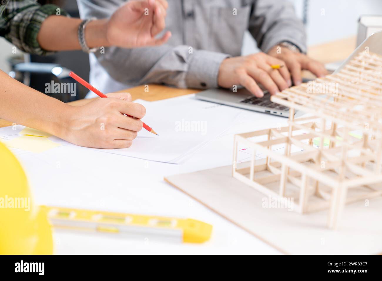 Due architetti stanno progettando una casa in ufficio Foto Stock