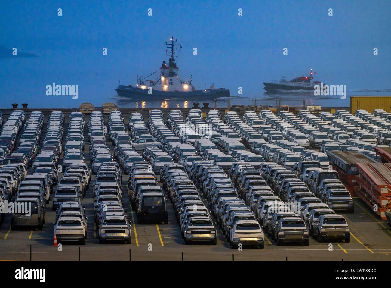 Parcheggio per veicoli d'importazione, centinaia di Hyundai Ioniq, auto elettriche, in attesa del trasporto successivo, nave sul Weser, presso l'EUROGATE con Foto Stock