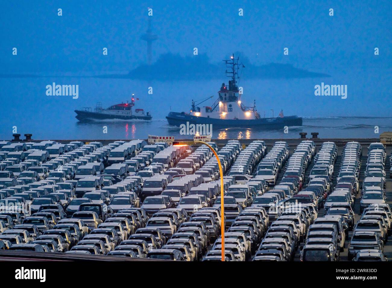 Parcheggio per veicoli d'importazione, centinaia di Hyundai Ioniq, auto elettriche, in attesa del trasporto successivo, nave sul Weser, presso l'EUROGATE con Foto Stock