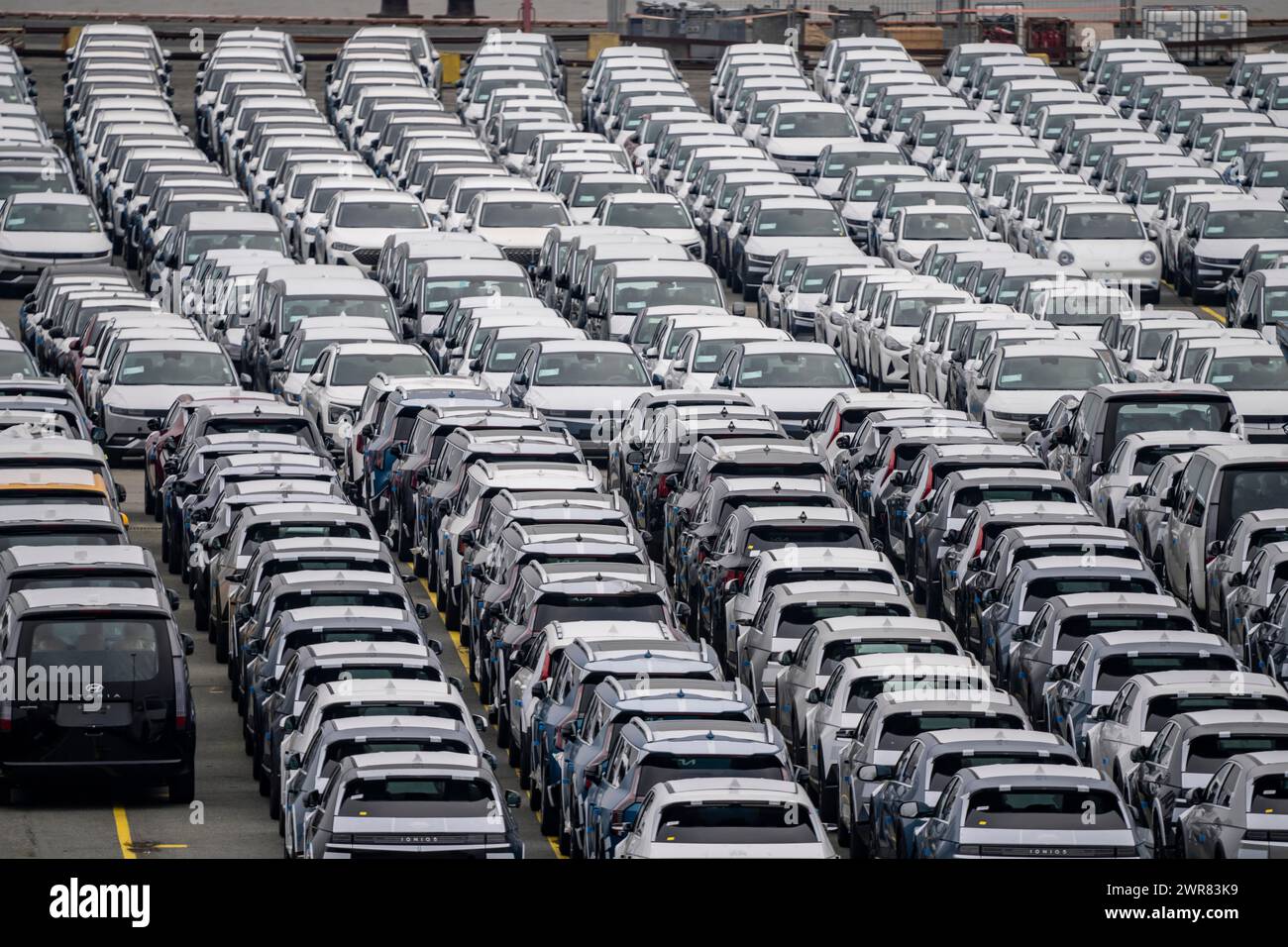Parcheggio per veicoli d'importazione, centinaia di Hyundai Ioniq, auto elettriche, in attesa di un ulteriore trasporto, presso il terminal container EUROGATE in Foto Stock