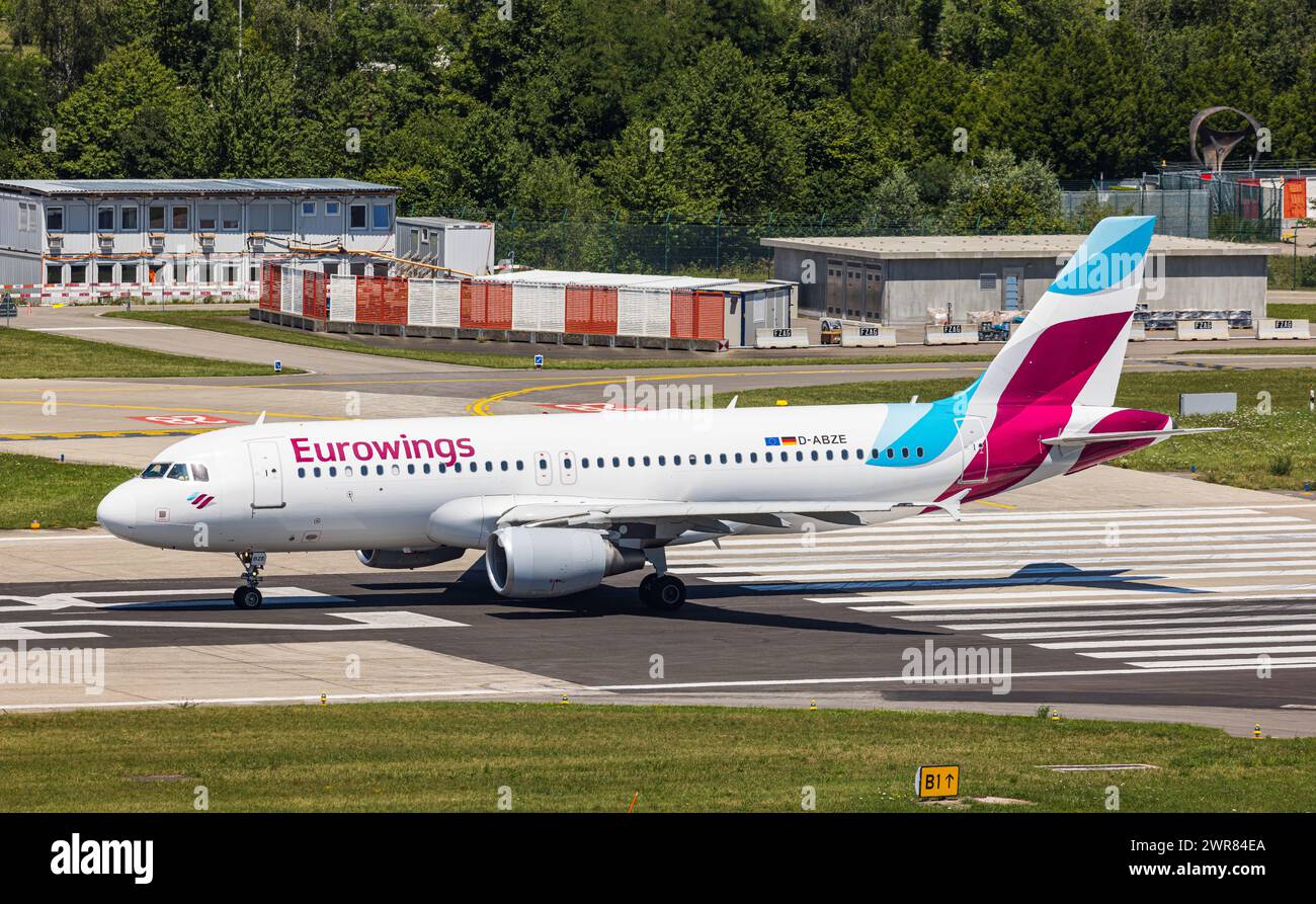 Ein Airbus A320-216 von Eurowings startet von piste 28 des Flughafen Zürich. Registrazione D-ABZE. (Zürich, Svizzera, 03.07.2022) Foto Stock