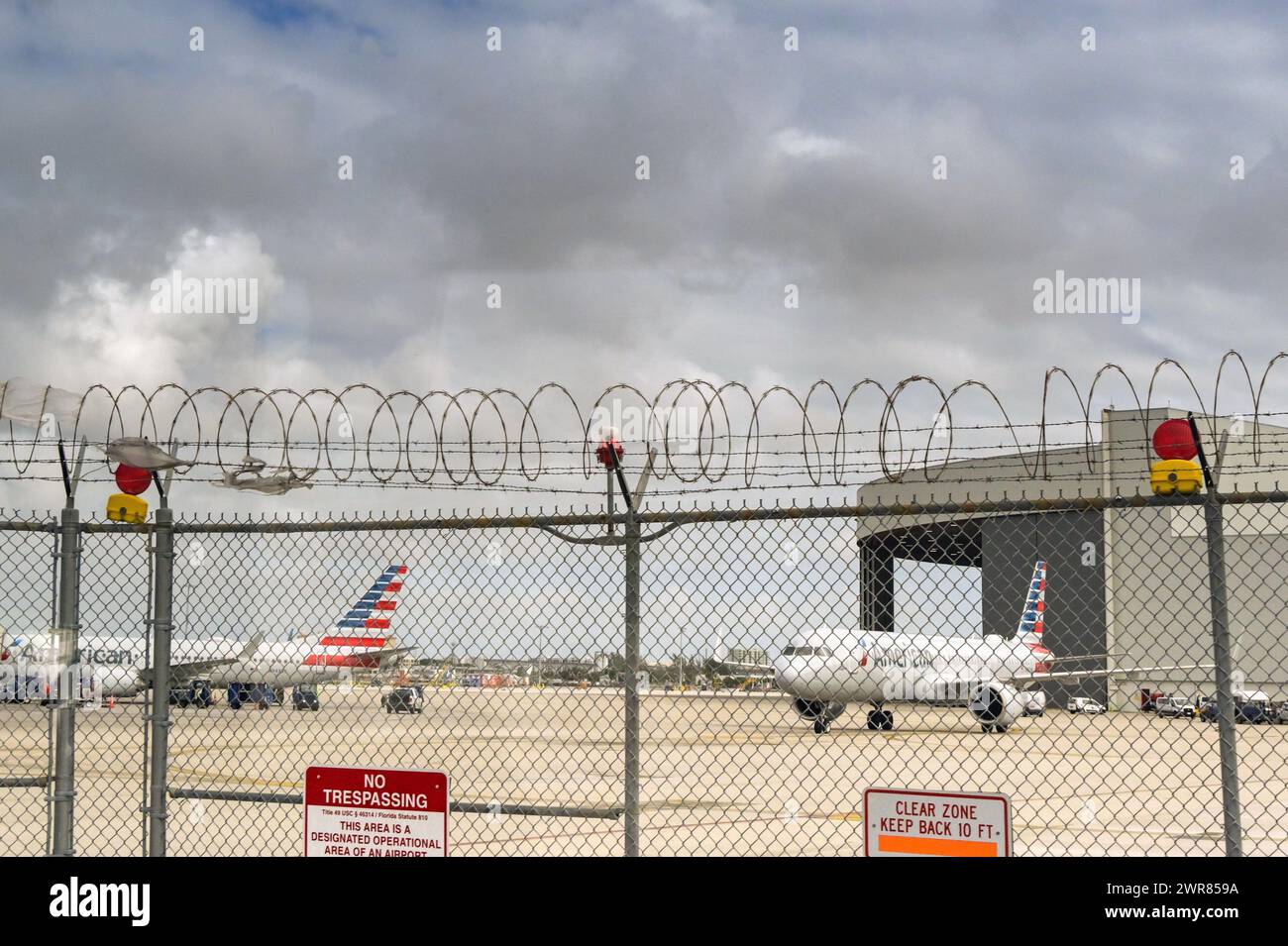 Miami, Florida, USA - 27 gennaio 2024: Bobine di filo metallico sul recinto perimetrale dell'aeroporto internazionale di Miami Foto Stock