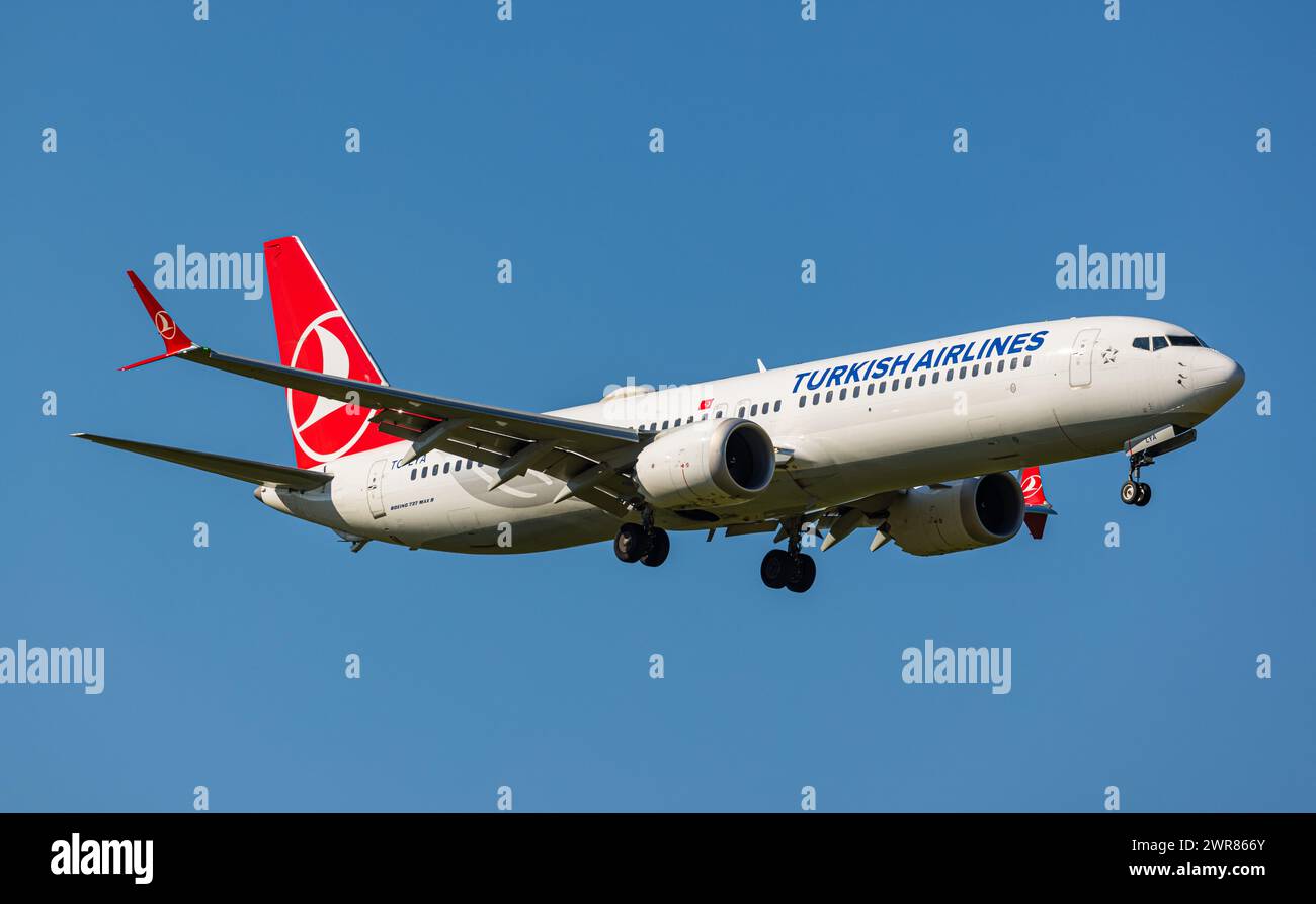 Eine Boeing 737 MAX 9 von THY Turkish Airlines befindet sich im Landeanflug auf den Flughafen Zürich. Registrazione TC-LYA. (Zürich, Schweiz, 08.07.202 Foto Stock
