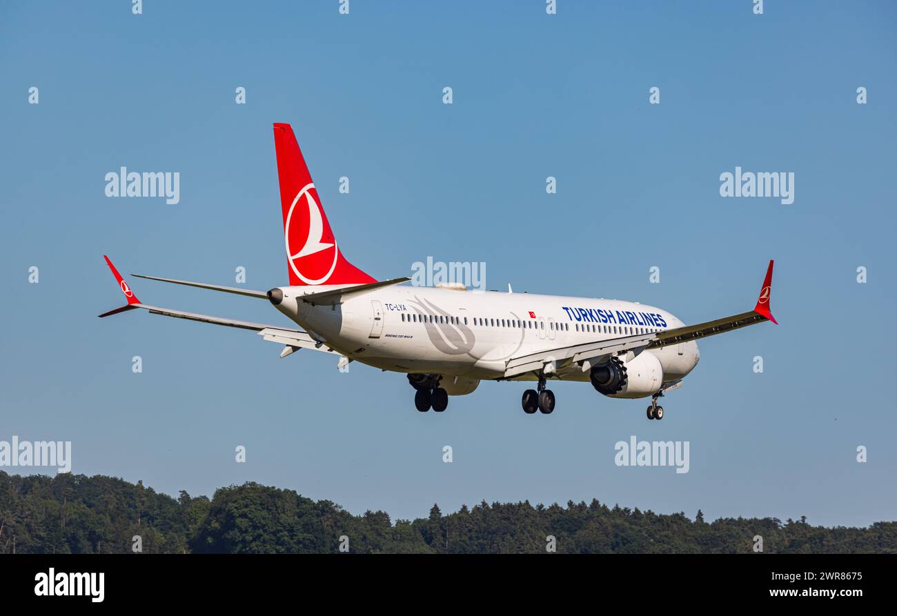Eine Boeing 737 MAX 9 von THY Turkish Airlines befindet sich im Landeanflug auf den Flughafen Zürich. Registrazione TC-LYA. (Zürich, Schweiz, 08.07.202 Foto Stock