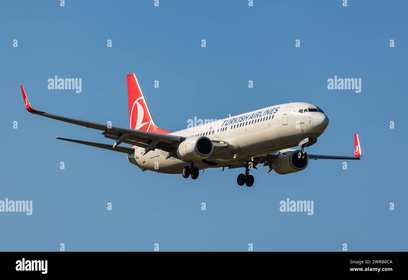 Eine Boeing 737-800 von THY Turkish Airlines befindet sich im Landeanflug auf den Flughafen Zürich. Registrazione TC-JHU. (Zürich, Svizzera, 08.07.2022) Foto Stock