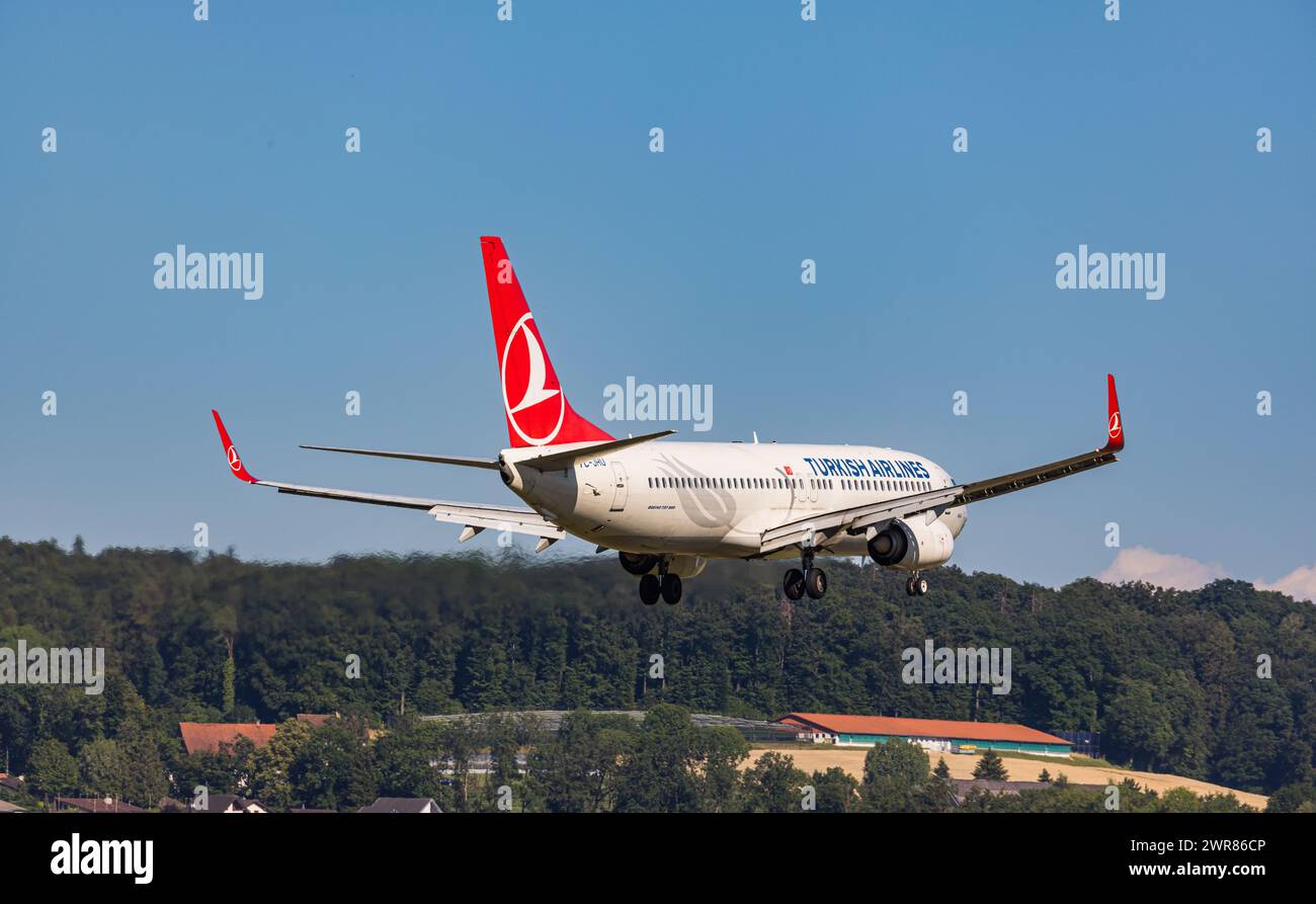 Eine Boeing 737-800 von THY Turkish Airlines befindet sich im Landeanflug auf den Flughafen Zürich. Registrazione TC-JHU. (Zürich, Svizzera, 08.07.2022) Foto Stock