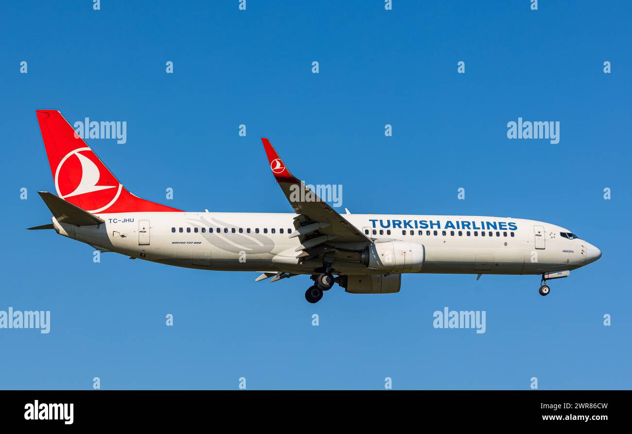 Eine Boeing 737-800 von THY Turkish Airlines befindet sich im Landeanflug auf den Flughafen Zürich. Registrazione TC-JHU. (Zürich, Svizzera, 08.07.2022) Foto Stock