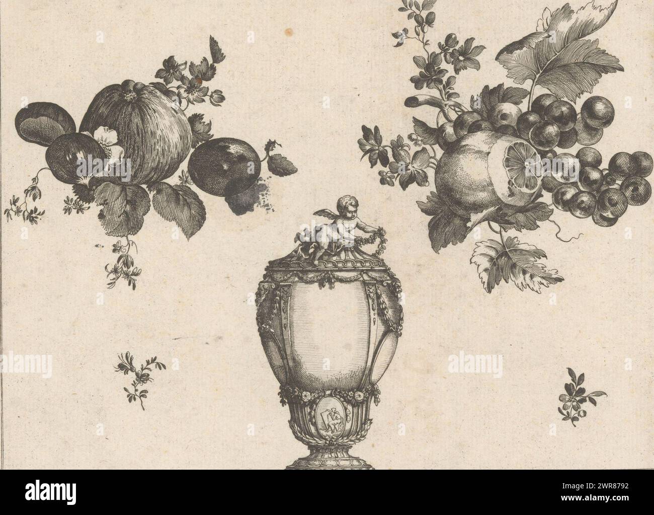 Vaso e frutta, Samlung verschiedner Blumen, Früchte, gewohnlicher Zierathen (...) (Titolo della serie), un vaso ornato con un putto alato in basso al centro e vari frutti e fiori in alto a sinistra e a destra. Editore numero 4., tipografo: Gottlieb Friedrich Riedel, su progetto di: Gottlieb Friedrich Riedel, editore: Johann Gradmann, Augusta, 1778 - 1779, carta, incisione, altezza 175 mm x larghezza 231 mm, stampa Foto Stock