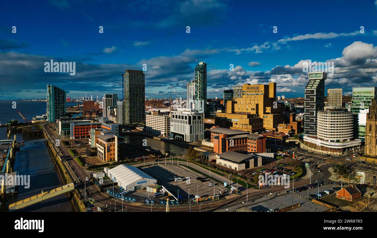 Spettacolare paesaggio urbano con moderni grattacieli sotto un cielo dinamico a Liverpool, Regno Unito. Foto Stock