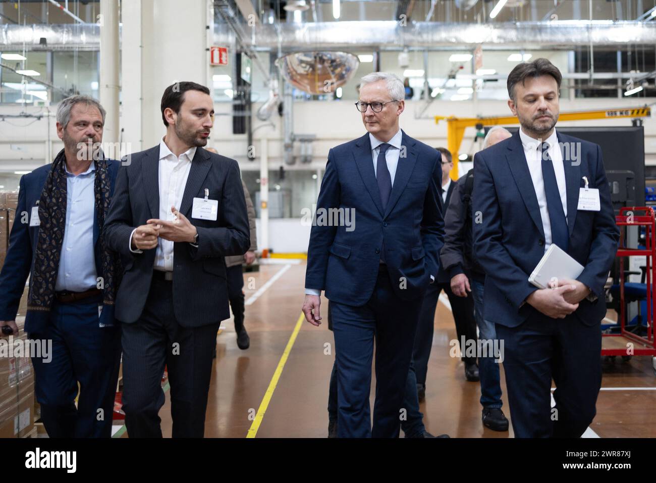 Buc, Francia. 11 marzo 2024. Il ministro francese dell'economia e delle finanze Bruno le Maire ha visitato le strutture della società di tecnologia medica statunitense GE Healthcare, nell'ambito di una visita dedicata al risparmio energetico e alla conservazione a Buc, fuori Parigi, l'11 marzo 2024. Foto di Raphael Lafargue/ABACAPRESS.COM credito: Abaca Press/Alamy Live News Foto Stock