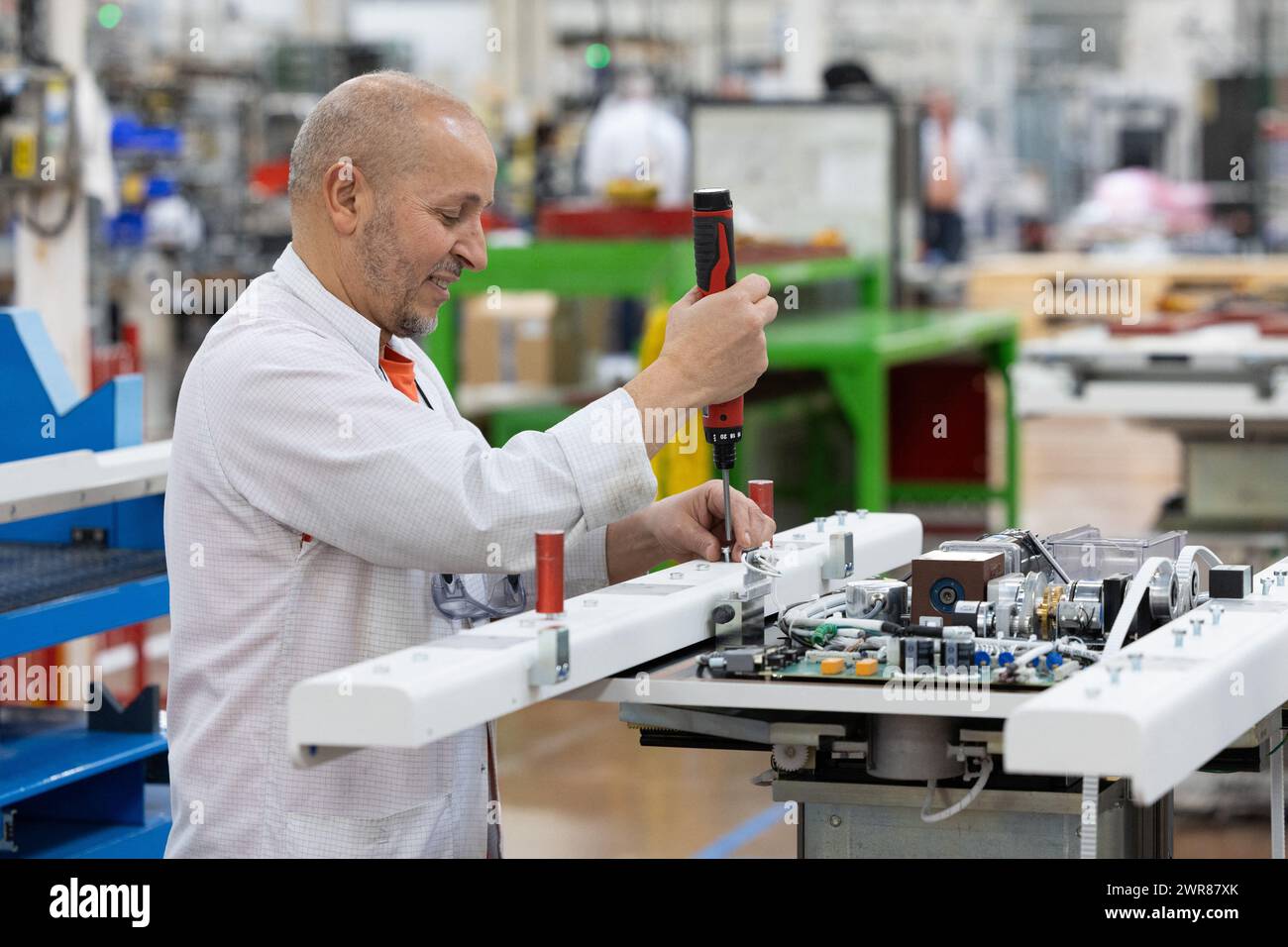 Buc, Francia. 11 marzo 2024. Dipendenti che lavorano presso General Electrics Healthcare presso le strutture della società di tecnologia medica statunitense GE Healthcare, nell'ambito di una visita dedicata al risparmio energetico e alla conservazione a Buc, fuori Parigi, l'11 marzo 2024. Foto di Raphael Lafargue/ABACAPRESS.COM credito: Abaca Press/Alamy Live News Foto Stock