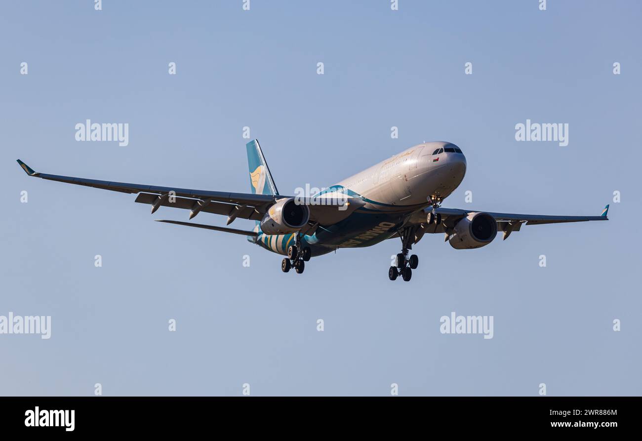 Ein Airbus A330-200 von Oman Air befindet sich im Landeanflug auf den Flughafen Zürich. Registrazione A4O-DF. (Zürich, Svizzera, 08.07.2022) Foto Stock