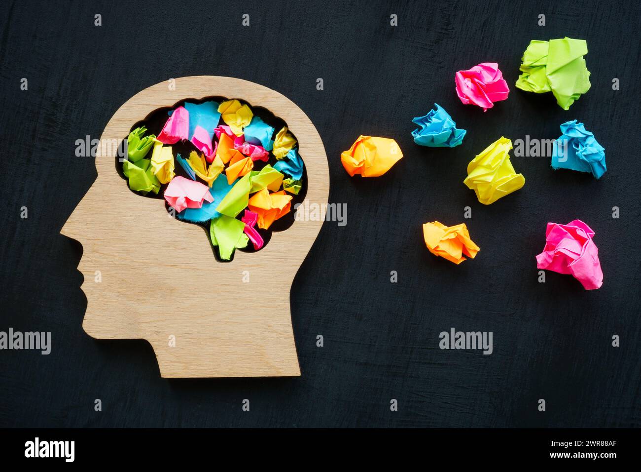 Testa con palline di carta colorata come simbolo di positività e benessere. Foto Stock Testa con palline di carta colorata come simbolo di positività e benessere. Foto Stock
