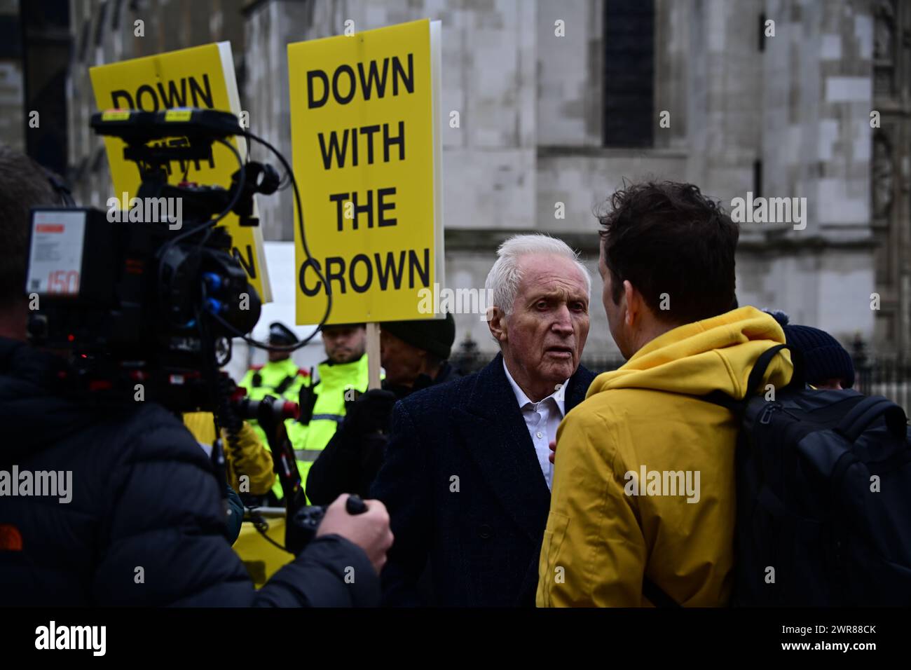 Abbazia di Westminster, LONDRA, INGHILTERRA, 11 MARZO 2024. David Dimbleby della Repubblica tenne una protesta contro la monarchia britannica durante le celebrazioni del Commonwealth Day. La cosa più strana è che il capo di stato di tutto il Commonwealth odia la colonia britannica ed è orgoglioso di inchinarsi e inginocchiarsi ogni anno alle colonie britanniche come celebrazione del colonnato del Commonwealth, quando arrivano a Londra. La cosiddetta nazione indipendente, amano ancora essere cani coloniali britannici piuttosto che un paese completamente indipendente. Lo stesso vale per le persone di tutto il mondo: Libertà dalla colonizzazione. La nuova generazione sceglie Foto Stock