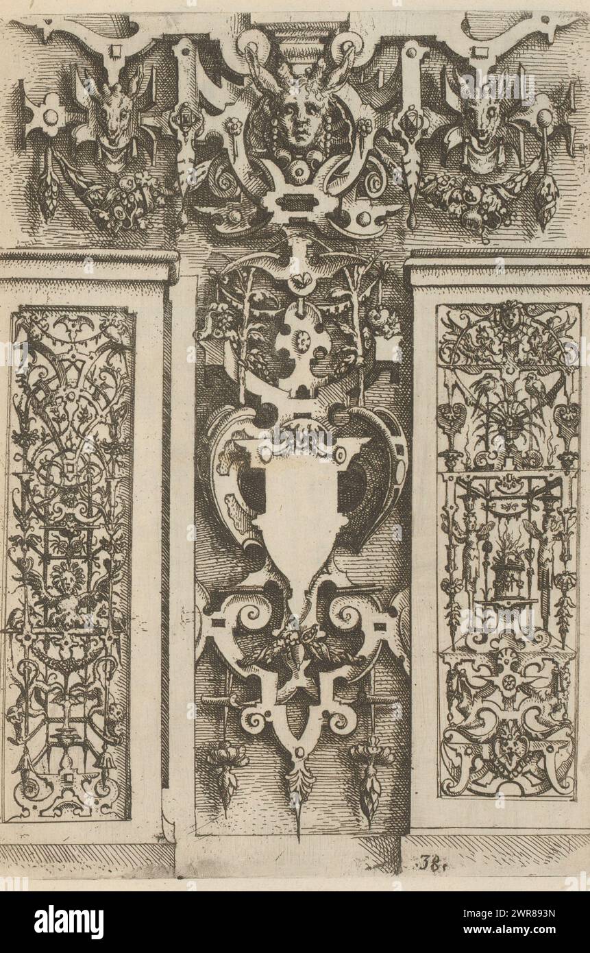 Trofeo di pergamena con cartigli, mascaroni e decorazioni superficiali con grottesche, Architectura (titolo della collana), numerato: 38. La stampa fa parte di un libro., tipografo: Wendel Dietterlin (i), editore: Bernhard Jobin, Straatsburg (Frankrijk), 1593 - 1595, carta, incisione, altezza 256 mm x larghezza 194 mm Foto Stock