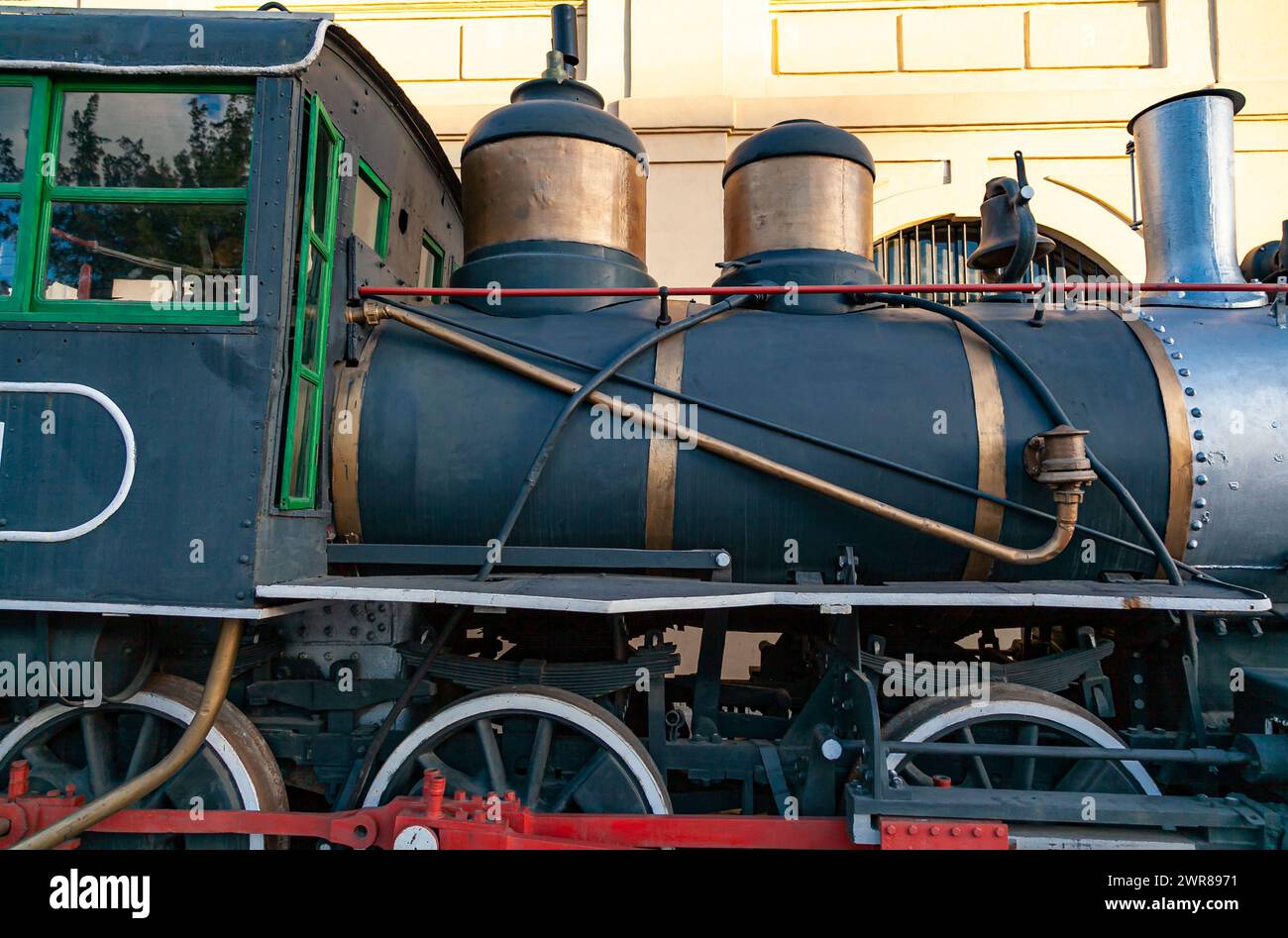 Vista ravvicinata di una locomotiva a vapore d'epoca presso il mercato degli artigiani di Almacenes San Jose, l'Avana, Cuba Foto Stock