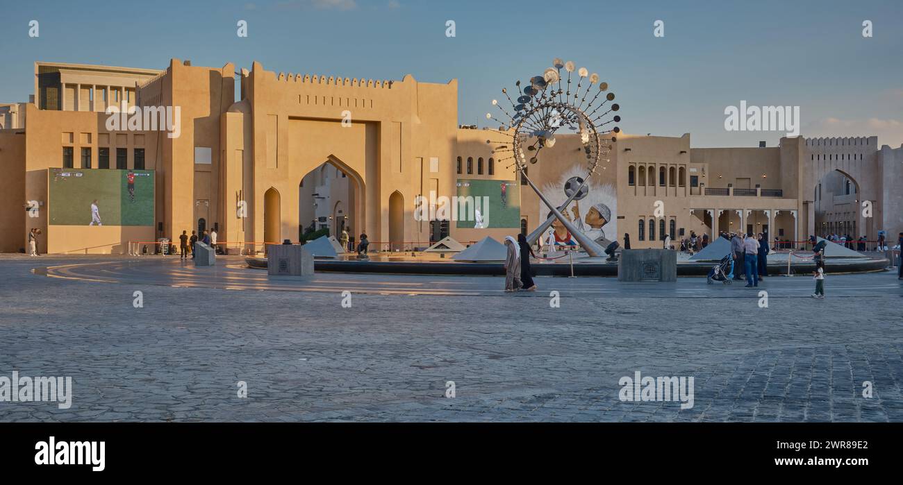 Villaggio culturale Katara a Doha, Qatar, durante il pomeriggio della Coppa d'Asia 2023, girato con fontana, grandi schermi all'aperto con gente del posto e visitatori Foto Stock