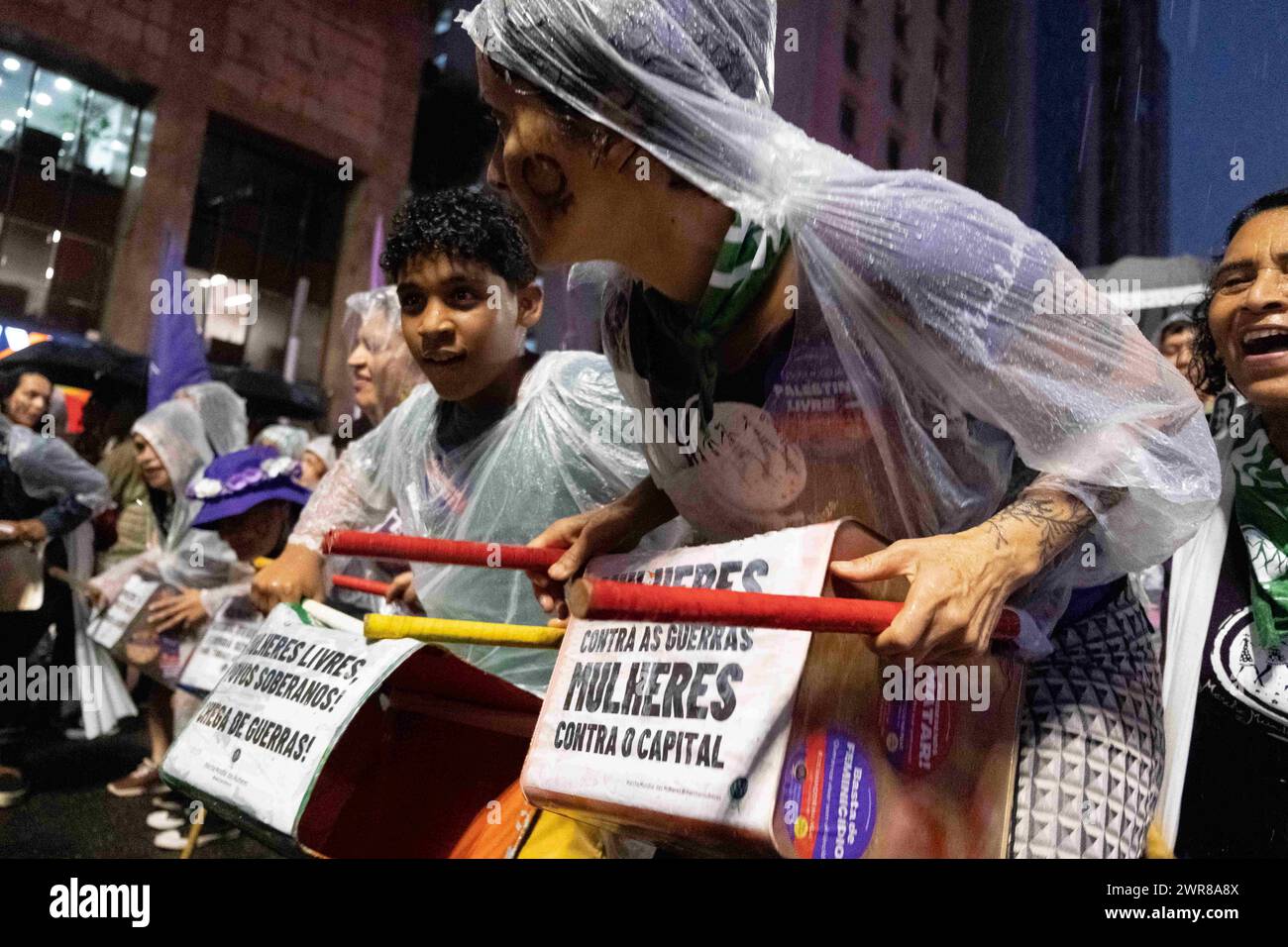 8 marzo 2024: Migliaia di donne con striscioni e slogan urlanti partecipano a una manifestazione della giornata internazionale della donna a San Paolo, in Brasile. La giornata internazionale delle donne è una data storica di mobilitazione che guida azioni nazionali e internazionali per far avanzare l'agenda dei movimenti femministi, sociali e sindacali per trasformare la vita delle donne. (Credit Image: © Dario Oliveira/ZUMA Press Wire) SOLO PER USO EDITORIALE! Non per USO commerciale! Foto Stock