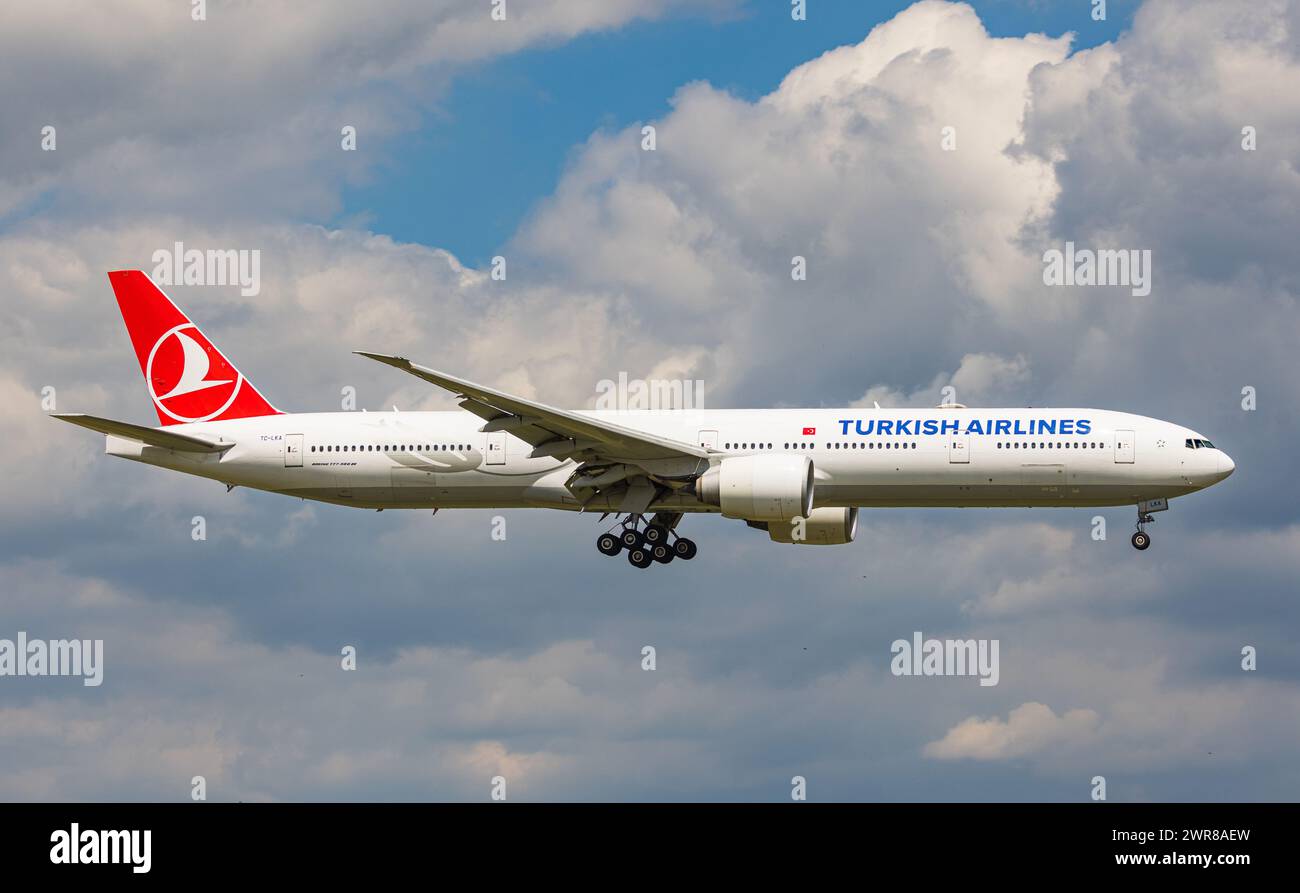 Eine Boeing 77-36NER von THY Turkish Airlines befindet sich im Landeanflug auf den Flughafen Zürich. Registrazione TC-LKA.(Zürich, Schweiz, 10.07.2022) Foto Stock