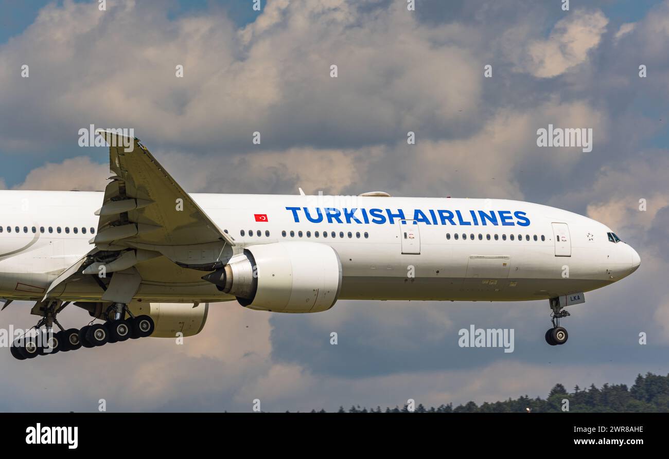 Eine Boeing 77-36NER von THY Turkish Airlines befindet sich im Landeanflug auf den Flughafen Zürich. Registrazione TC-LKA.(Zürich, Schweiz, 10.07.2022) Foto Stock