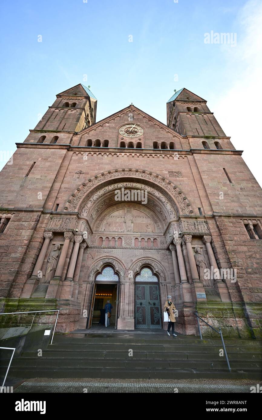 MIT einem Festgottesdienst sind am Montag 11.03.2024 die neuen Geschaeftsfuehrerinnen des Gemeinschaftswerks der Evangelischen Publizistik GEP offiziell eingefuehrt werden. Der GEP-Aufsichtsratsvorsitzende Volker Jung betonte in der Erloeserkirche a Bad Homburg foto, Ariadne Klingbeil als kaufmaennische und Stefanie Schardien als theologische Geschaeftsfuehrerin wuerden die evangelische Publizistik in den naechsten Jahren praegen. Zugleich wurden der langjaehrige GEP-Direktor Joerg Jörg Bollmann, Verlagsgeschaeftsfuehrer Bert Wegener und der EKD-Medienbeauftragte Markus Braeuer Bräuer verabsc Foto Stock