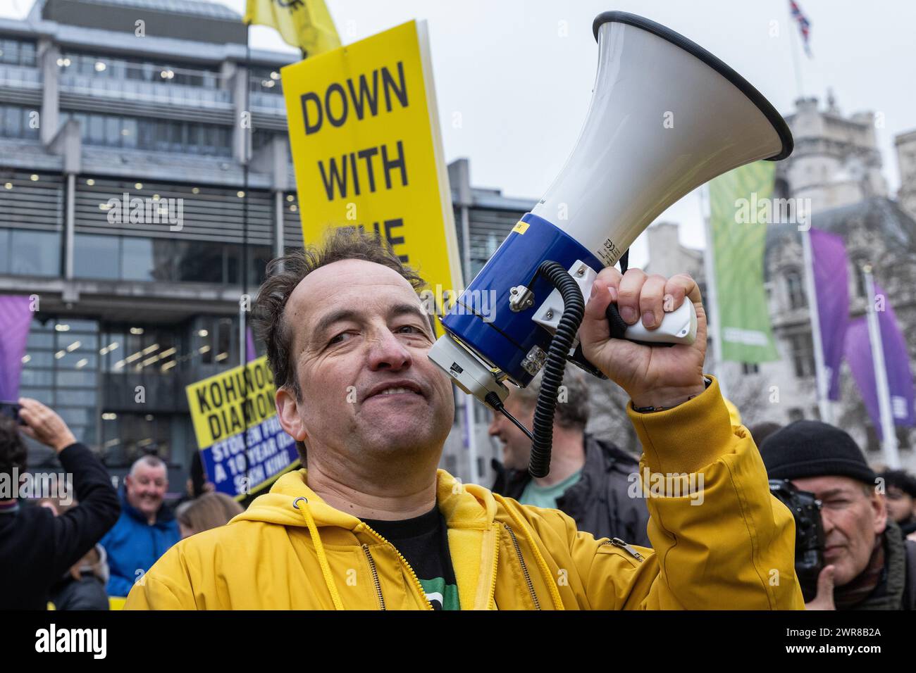 Londra, Regno Unito. 11 marzo 2024. Graham Smith, amministratore delegato della Republic, cantò in una protesta anti-monarchia di fronte all'abbazia di Westminster, dove i membri della famiglia reale stavano partecipando a un servizio del Commonwealth Day. Republic è un gruppo di pressione repubblicano britannico che sostiene la sostituzione del monarca del Regno Unito con un capo di stato non politico eletto. Crediti: Mark Kerrison/Alamy Live News Foto Stock