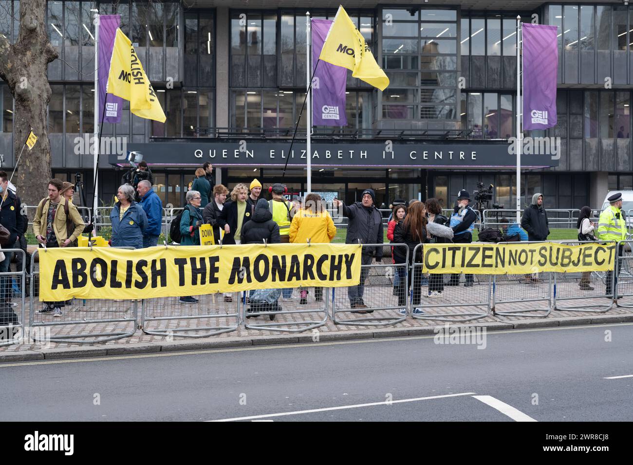 Londra, Regno Unito. 11 marzo 2024. Membro del gruppo di protesta contro la monarchia della Repubblica al di fuori dell'abbazia di Westminster mentre i politici e i membri della famiglia reale partecipano al Commonwealth Day Service. Crediti: Ron Fassbender/Alamy Live News Foto Stock
