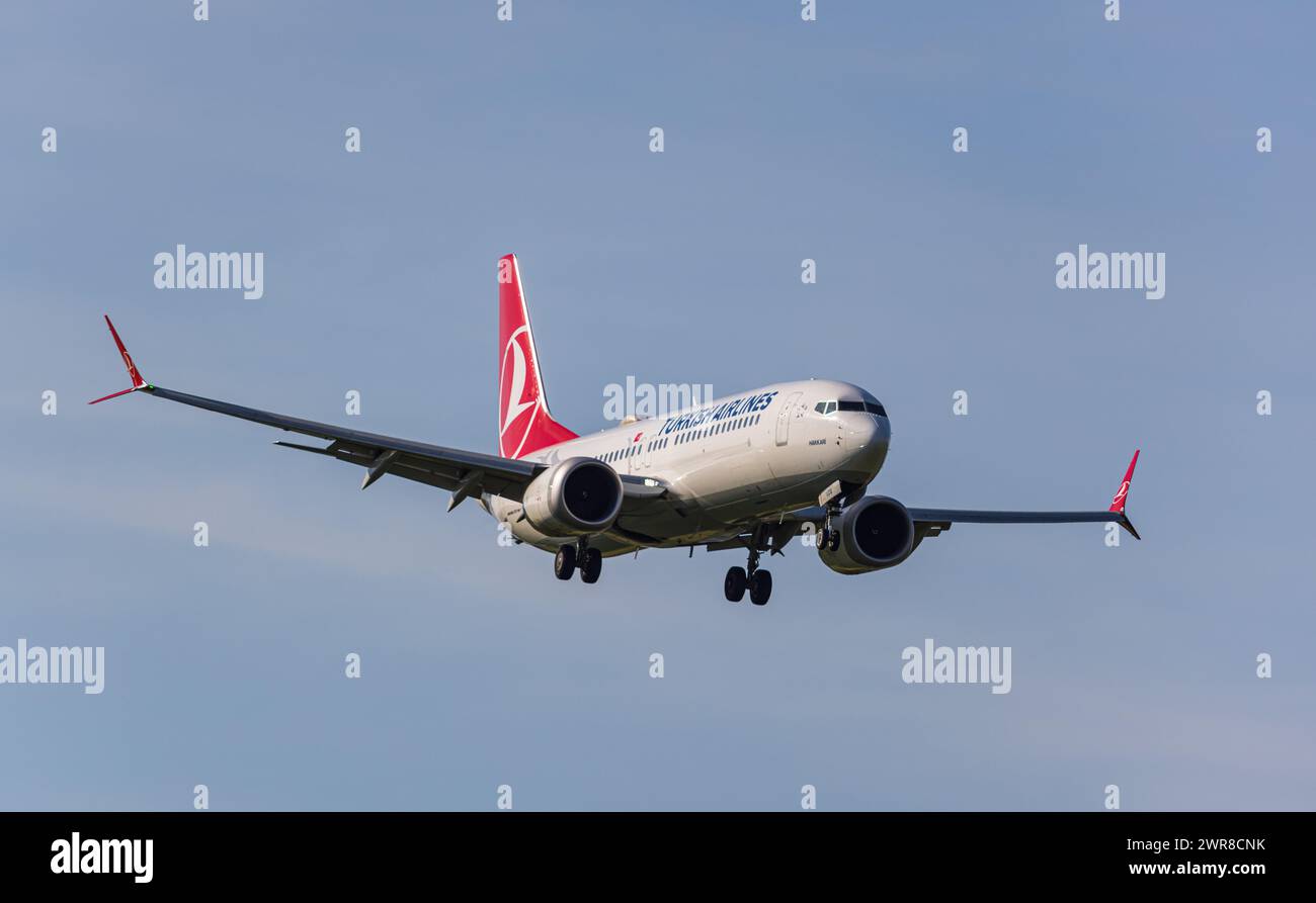 Eine Boeing 737-8MAX von Turkish Airlines ist im Landeanflug auf den Flughafen Zürich. Die Boeing 787 MAX 8 trägt Die Registration TC-LCG. (Zürich, SC Foto Stock