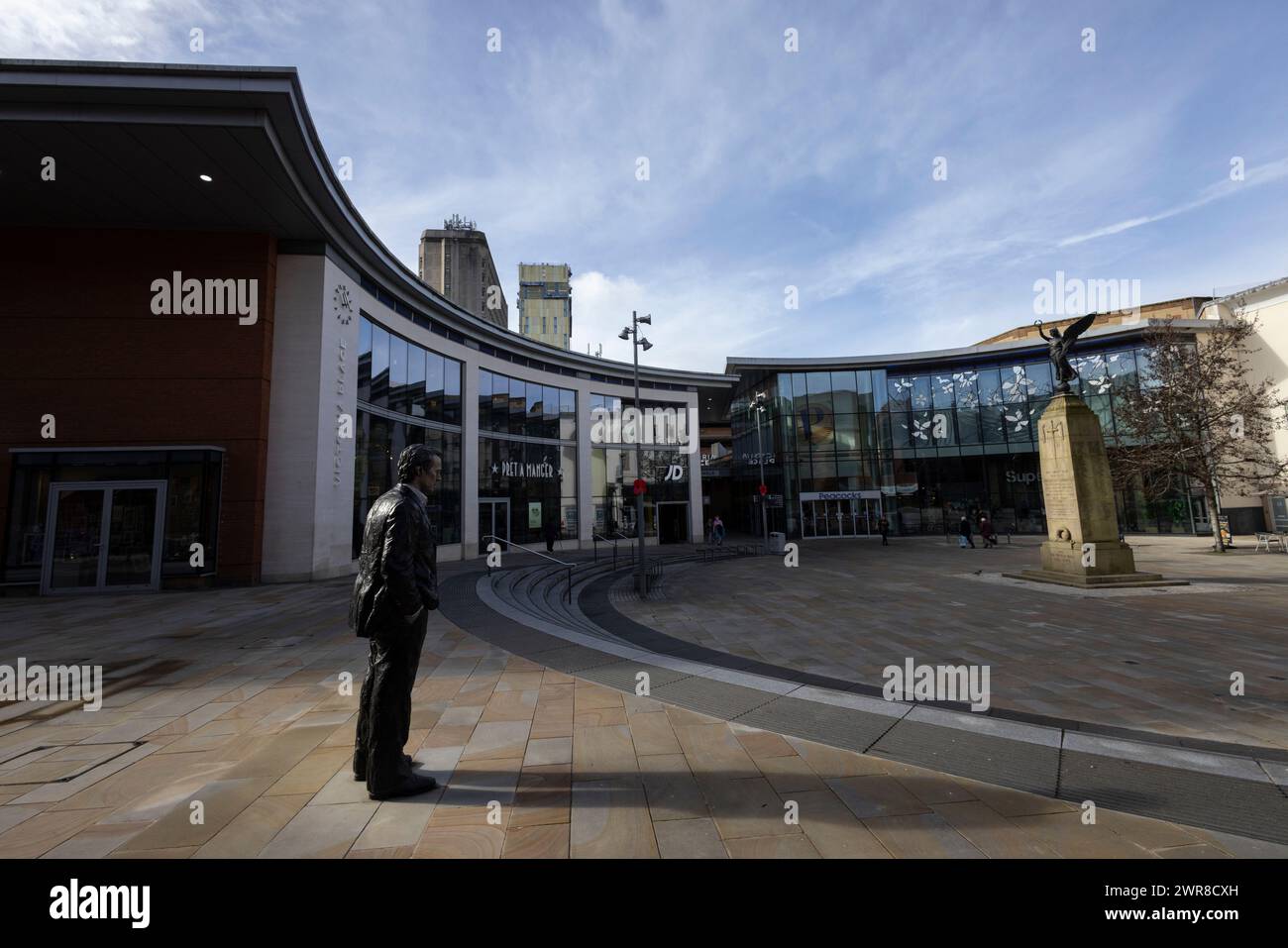 Scultura "uomo in piedi" nel centro di Woking, nel Surrey, Inghilterra, soprannominata la "Singapore del Surrey", per via della sua lucente metropoli, Regno Unito Foto Stock