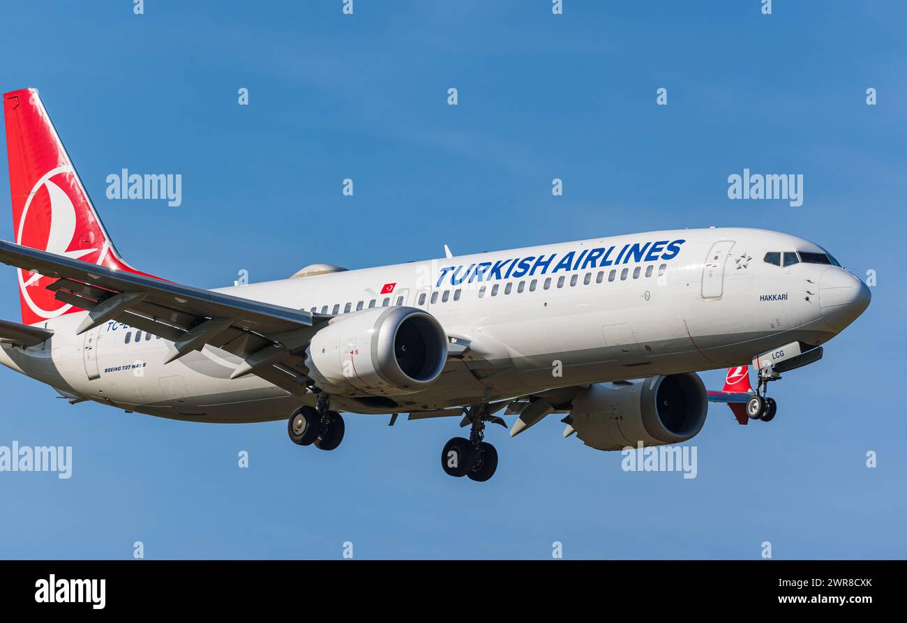 Eine Boeing 737-8MAX von Turkish Airlines ist im Landeanflug auf den Flughafen Zürich. Die Boeing 787 MAX 8 trägt Die Registration TC-LCG. (Zürich, SC Foto Stock