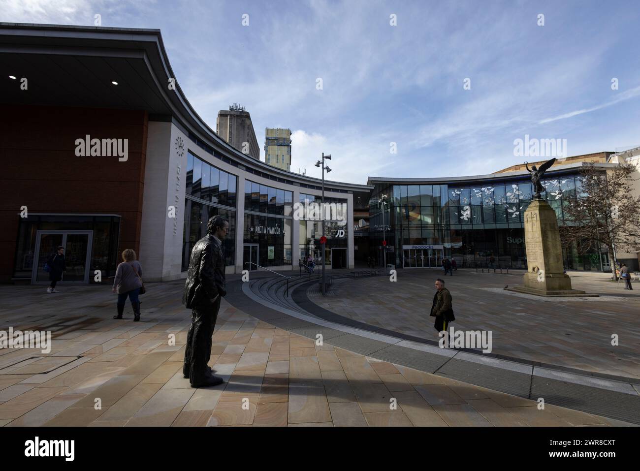 Scultura "uomo in piedi" nel centro di Woking, nel Surrey, Inghilterra, soprannominata la "Singapore del Surrey", per via della sua lucente metropoli, Regno Unito Foto Stock