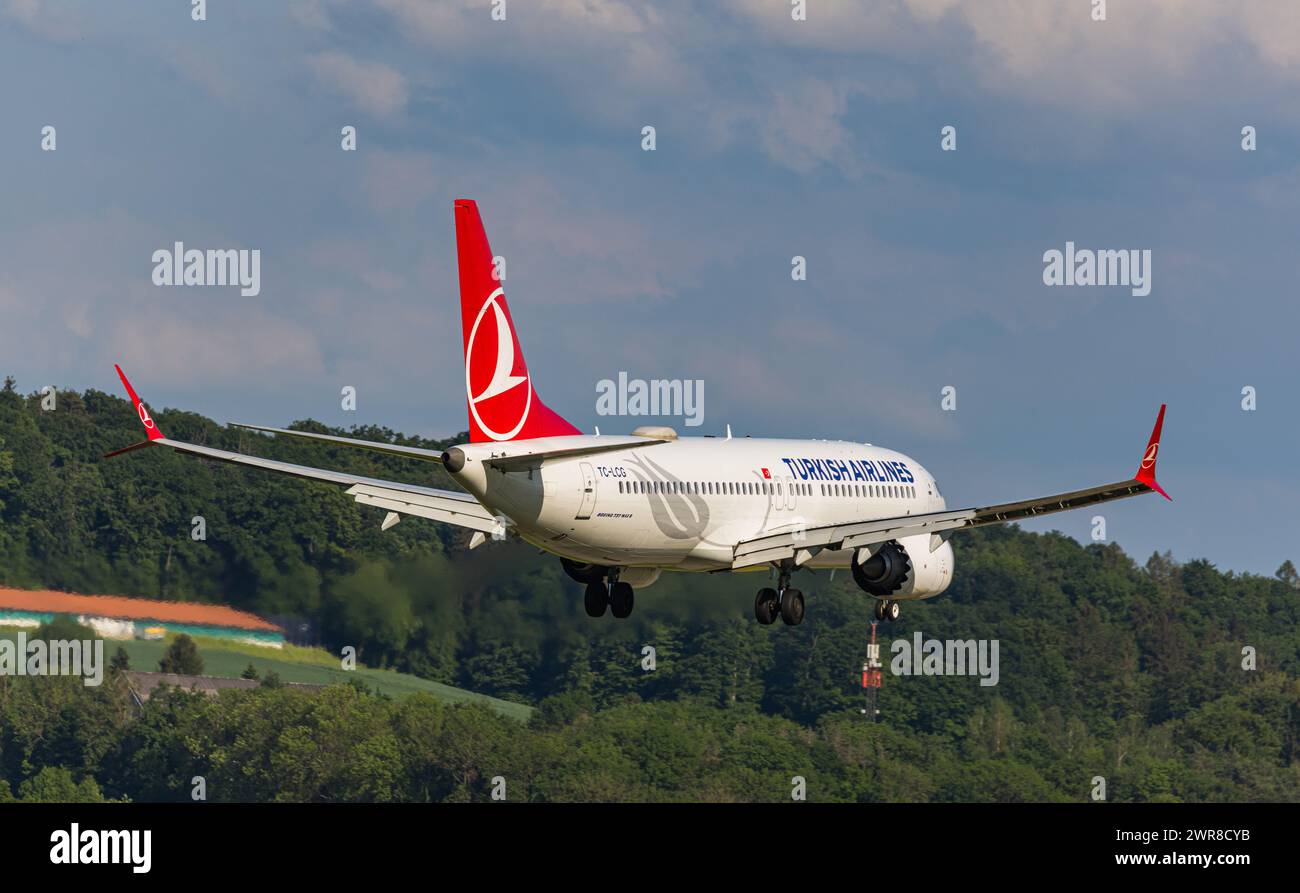 Eine Boeing 737-8MAX von Turkish Airlines ist im Landeanflug auf den Flughafen Zürich. Die Boeing 787 MAX 8 trägt Die Registration TC-LCG. (Zürich, SC Foto Stock