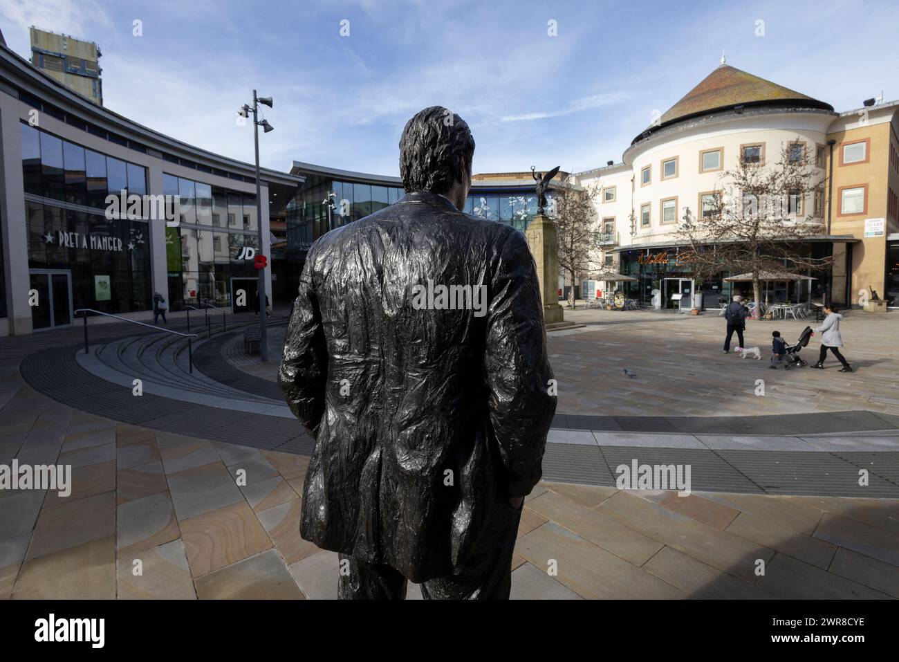 Scultura "uomo in piedi" nel centro di Woking, nel Surrey, Inghilterra, soprannominata la "Singapore del Surrey", per via della sua lucente metropoli, Regno Unito Foto Stock