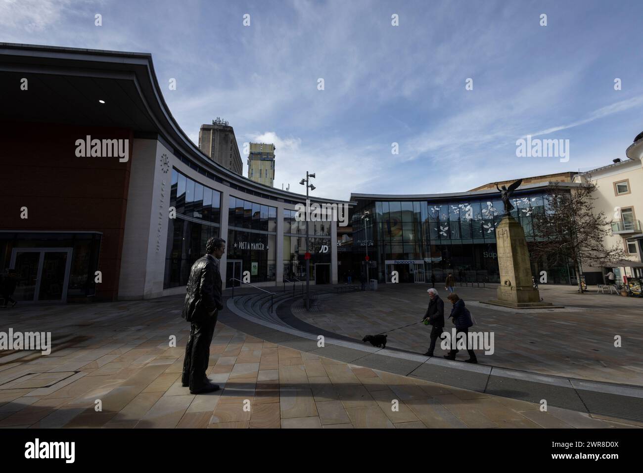 Scultura "uomo in piedi" nel centro di Woking, nel Surrey, Inghilterra, soprannominata la "Singapore del Surrey", per via della sua lucente metropoli, Regno Unito Foto Stock