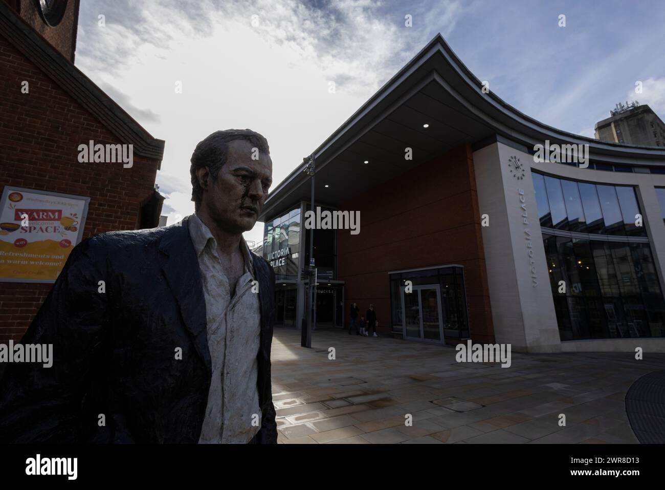 Scultura "uomo in piedi" nel centro di Woking, nel Surrey, Inghilterra, soprannominata la "Singapore del Surrey", per via della sua lucente metropoli, Regno Unito Foto Stock