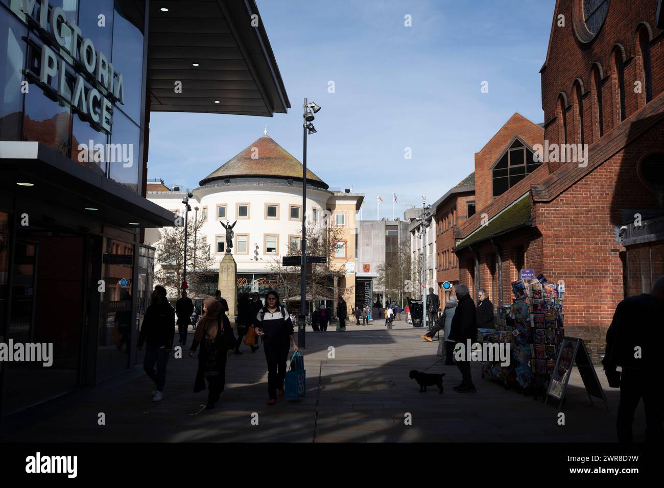 Il centro di Woking, nel Surrey, Inghilterra, soprannominata la "Singapore del Surrey", a causa della sua scintillante metropoli, Inghilterra, Regno Unito Foto Stock