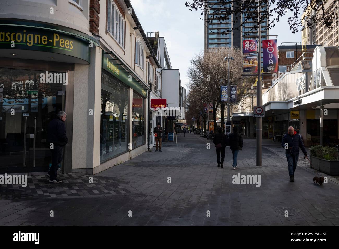 Il centro di Woking, nel Surrey, Inghilterra, soprannominata la "Singapore del Surrey", a causa della sua scintillante metropoli, Inghilterra, Regno Unito Foto Stock