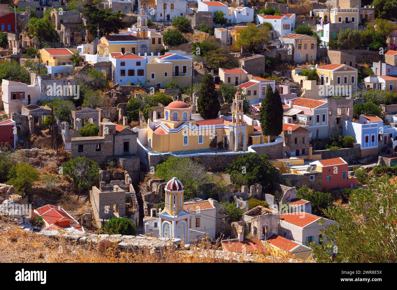 Vista del vecchio villaggio greco tradizionale Symi dalla montagna. Grecia. Foto Stock