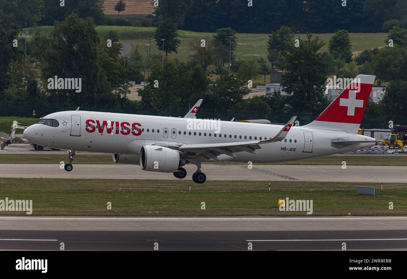VOR einer hefitgen Gewitterfront landet ein Airbus A320-271N (Airbus A320neo) von Swiss International Airlines auf dem Flughafen Zürich. (Zürich, Schw Foto Stock