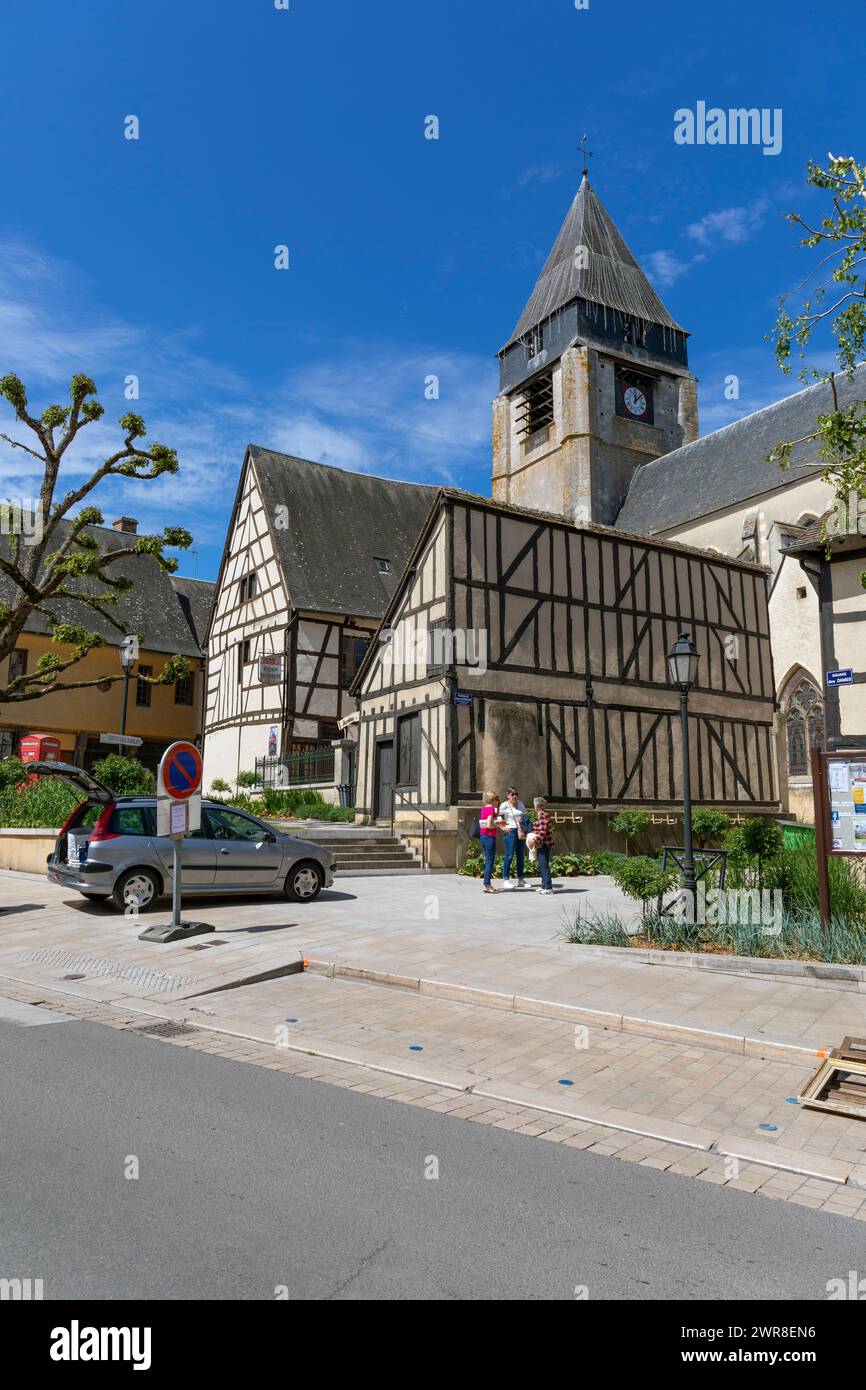 Europa, Francia, regione Centre-Val de Loire, Aubigny-sur-Nère, Chiesa di San Martino (Église Saint-Martin de Aubigny-sur-Nère) da Rue des Dames Foto Stock