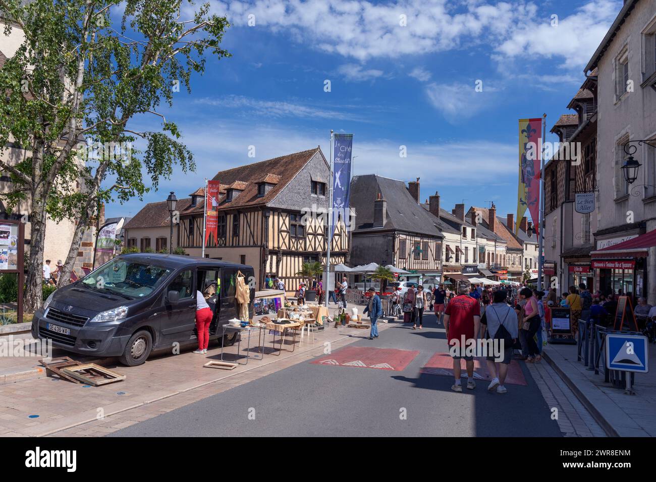 Europa, Francia, regione Centre-Val de Loire, Aubigny-sur-Nère, tradizionale mercato di strada nel centro storico Foto Stock