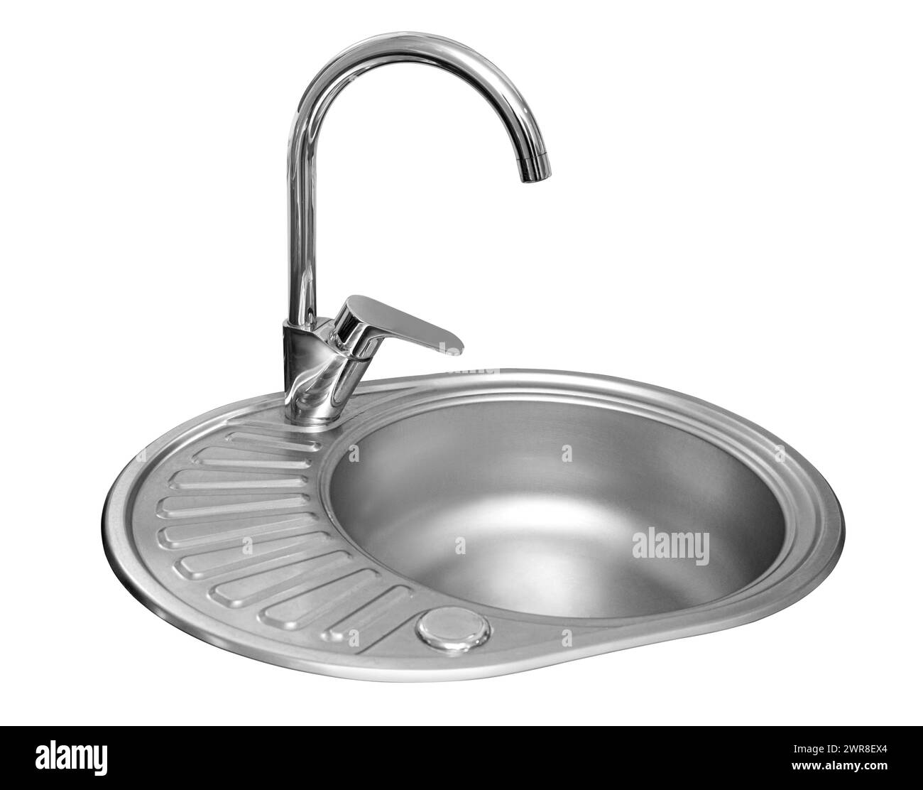 lavello in metallo con rubinetto da cucina isolato su sfondo bianco con percorso di ritaglio Foto Stock