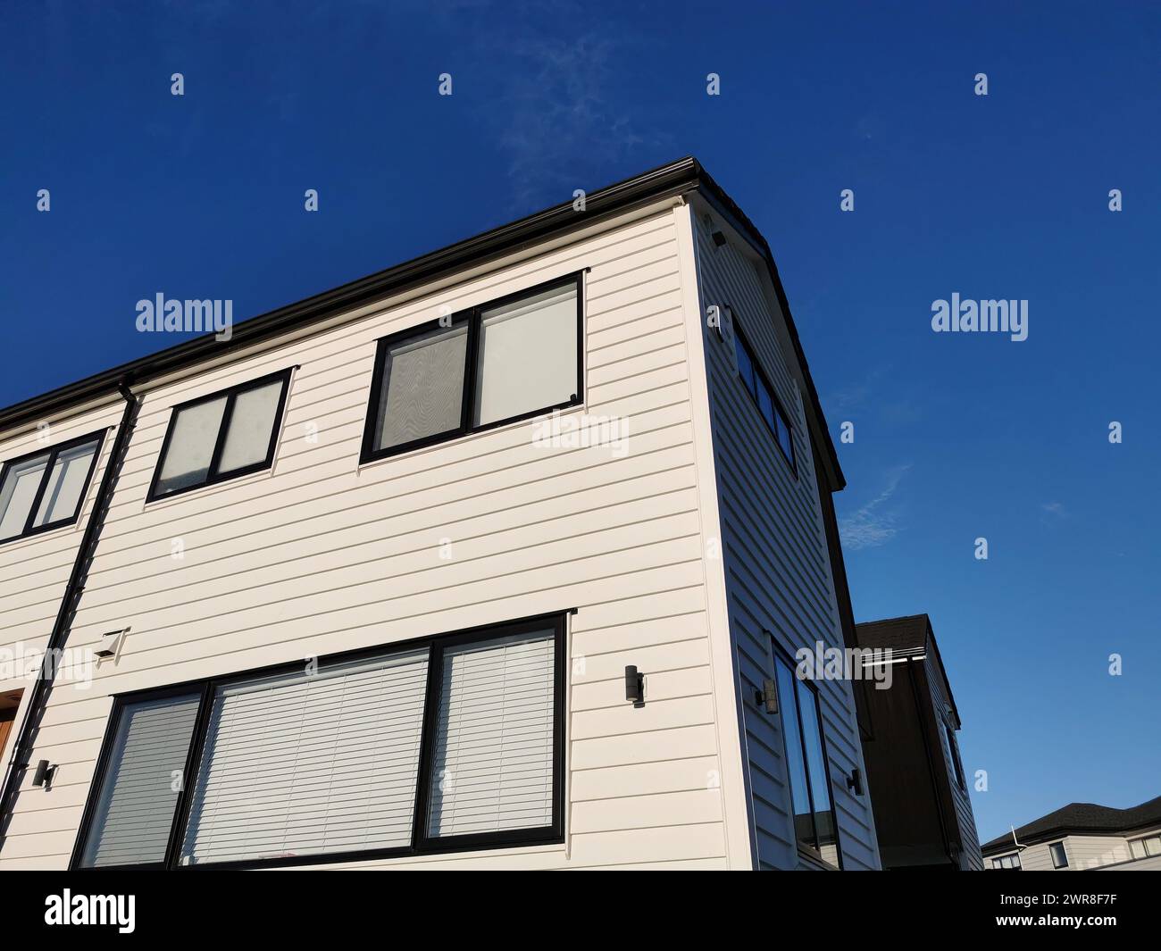 Moderna casa cittadina con cielo blu sullo sfondo Foto Stock