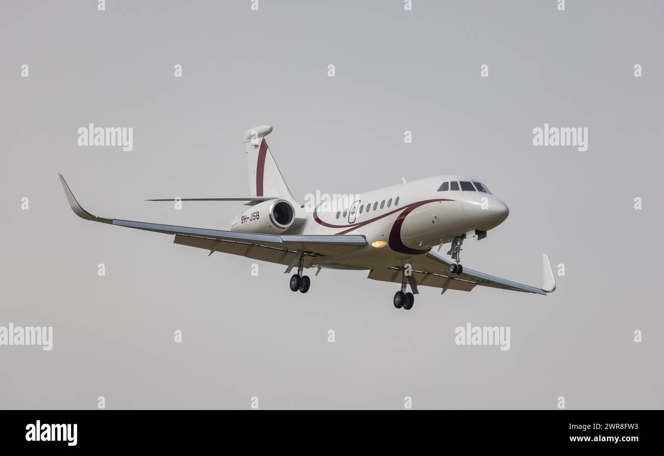 Ein Dassault Falcon 2000LX von TAG Aviation Malta befindet sich im Landeanflug auf den Flughafen Zürich. Registrazione 9H-JSB. (Zürich, Schweiz, 10.05. Foto Stock