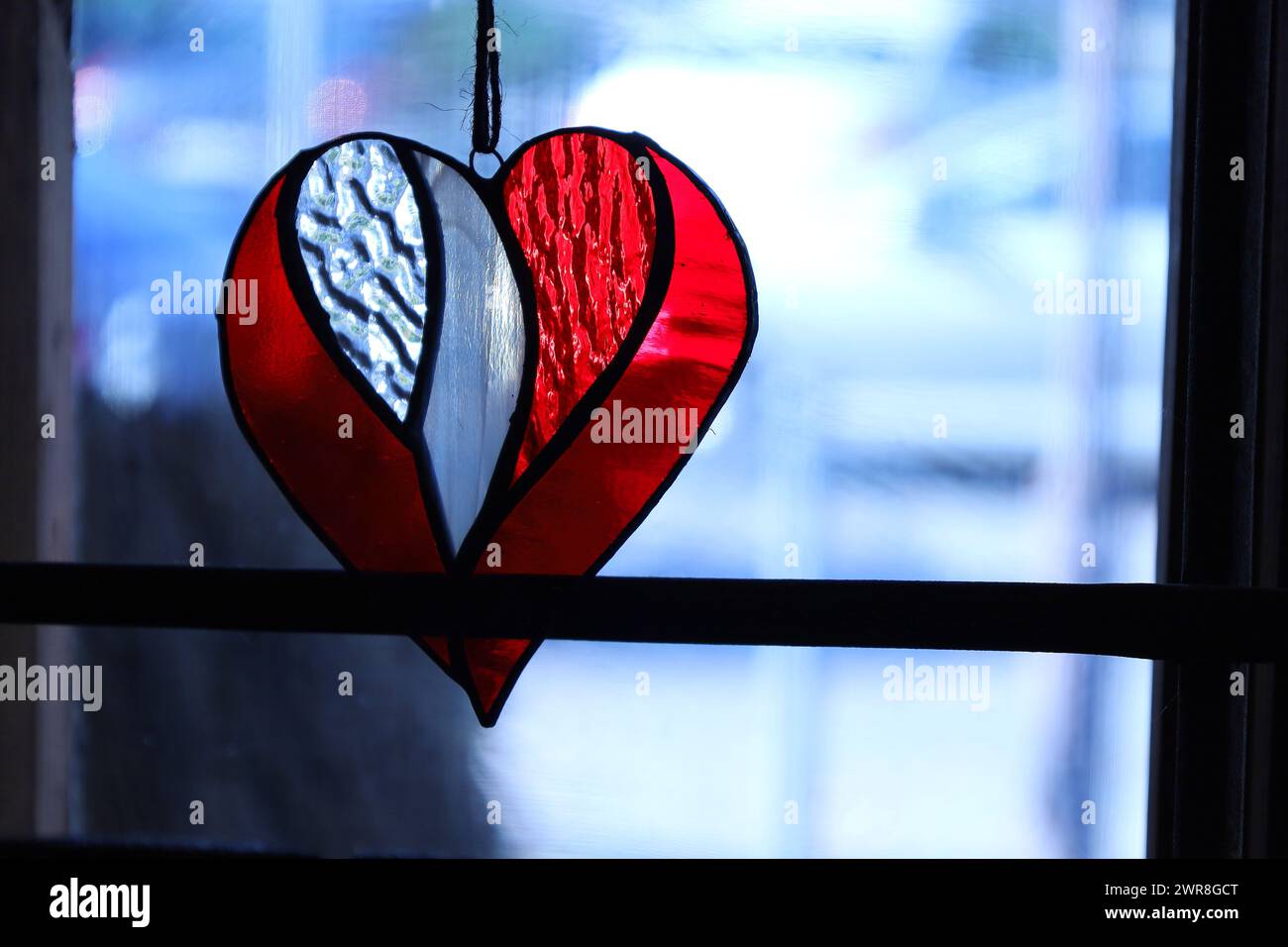 Vetro, cuore rosso, realizzato a mano con tecnica vetrata. Foto Stock