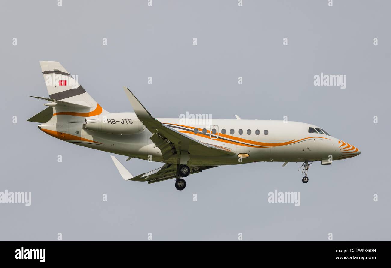 Ein Dassault Falcon 2000S eine privaten Besitzers befindet sich im Landeanflug auf den Flughafen Zürich. Registrazione HB-JTC. (Zürich, Schweiz, 10.05. Foto Stock