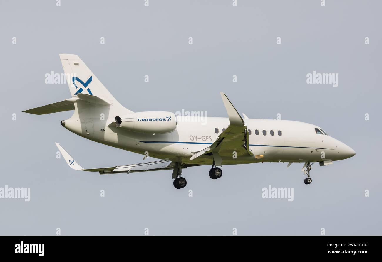 Ein Dassault Falcon 2000LXS von Air Alsie befindet sich im Landeanflug auf den Flughafen Zürich. Registrazione OY-GFS. (Zürich, Schweiz, 10.05.2022) Foto Stock